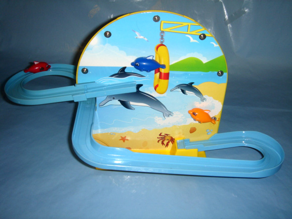 Spiellaufbahn mit Delphin - zum Schließen ins Bild klicken
