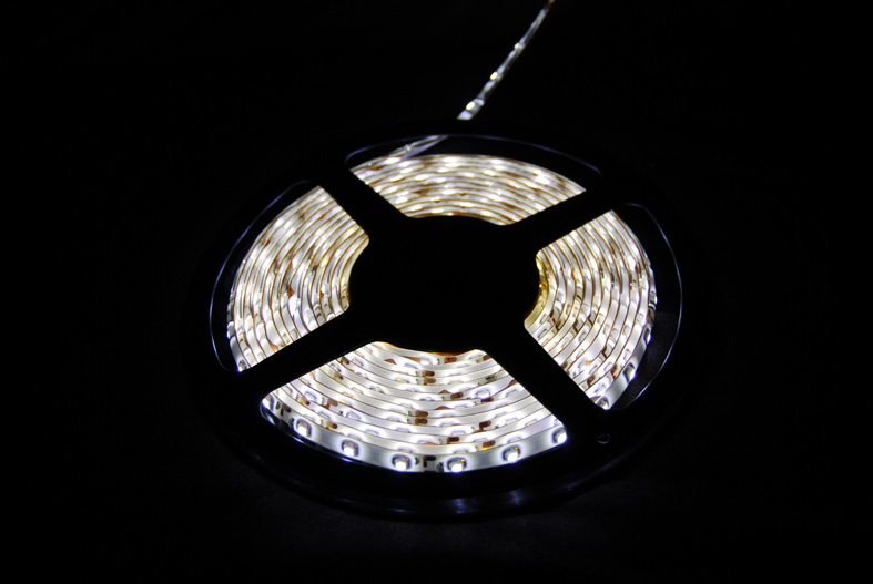 LED Leuchtstreifen warm weiß - zum Schließen ins Bild klicken